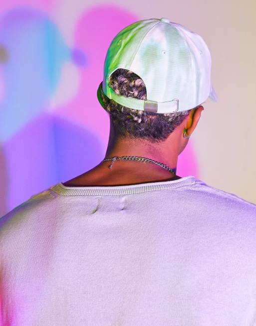 ASOS DESIGN - Cappello con visiera morbido verde tie-dye con ricamo a fiori, 2 di 4