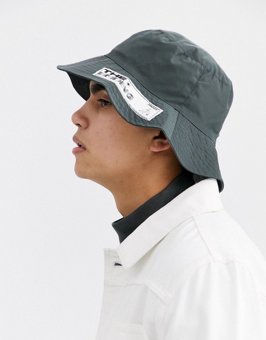 ASOS DESIGN - Cappello da pescatore a falda ampia grigio con etichetta con logo