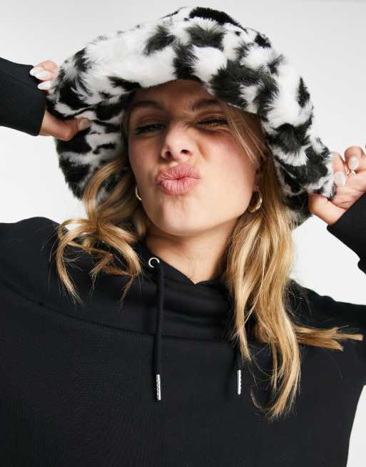 ASOS DESIGN - Cappello da pescatore in pelliccia sintetica bianco con stampa 