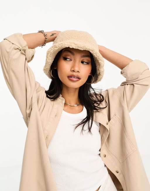 ASOS DESIGN - Cappello da pescatore in pile borg color crema