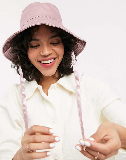 ASOS DESIGN - Cappello da pescatore in raso rosa con allacciatura