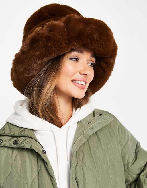ASOS DESIGN - Cappello da pescatore oversize in pelliccia sintetica color tabacco