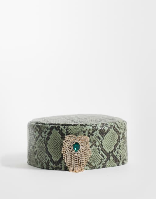 ASOS DESIGN cappello pillbox con stampa pitonata e dettaglio spilla, 1 di 3