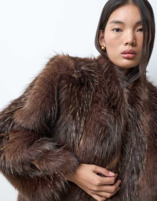 ASOS DESIGN cappotto corto in pelliccia sintetica effetto pelo marrone scuro, 2 di 5