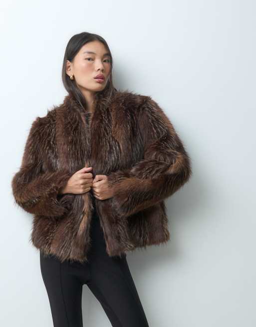 ASOS DESIGN cappotto corto in pelliccia sintetica effetto pelo marrone scuro, 3 di 5