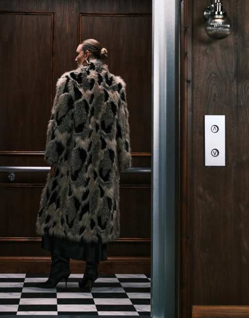 ASOS DESIGN - Cappotto in pelliccia sintetica taglio lungo color avena e nero, 3 di 4