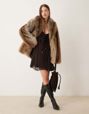 ASOS DESIGN - Cappotto in pelliccia sintetica vintage marrone visone con profili a contrasto