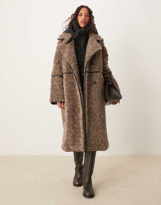 ASOS DESIGN - Cappotto taglio lungo in pile borg riccio color marrone