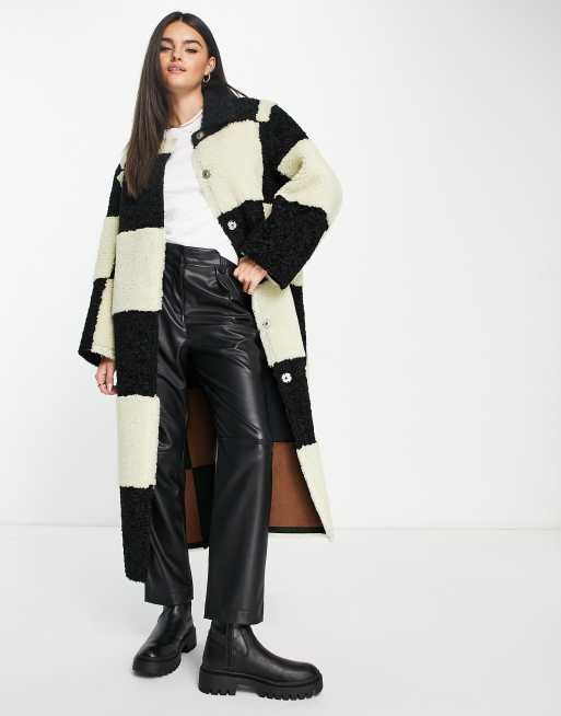 ASOS DESIGN - Cappotto taglio lungo reversibile in pile borg nero e bianco