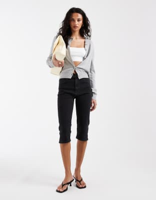 ASOS DESIGN - Capri-Jeans in Schwarz mit Taschen vorne