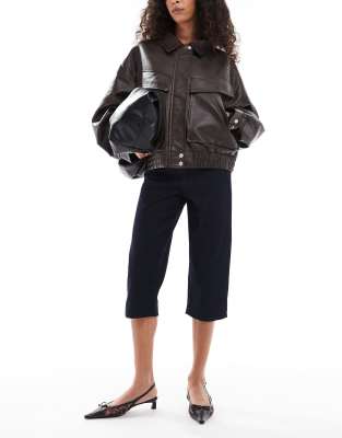 ASOS DESIGN - Capri-Jeanshose aus Stretch-Denim in Rinse-Waschung-Blau