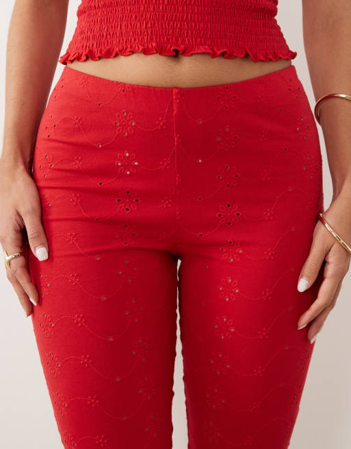 ASOS DESIGN – Caprihose in Rot mit Lochstickerei, Kombiteil, 3 von 5