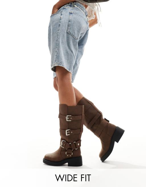 ASOS DESIGN – Captain – Bruna knähöga bikerboots med flera spännen och bred passform