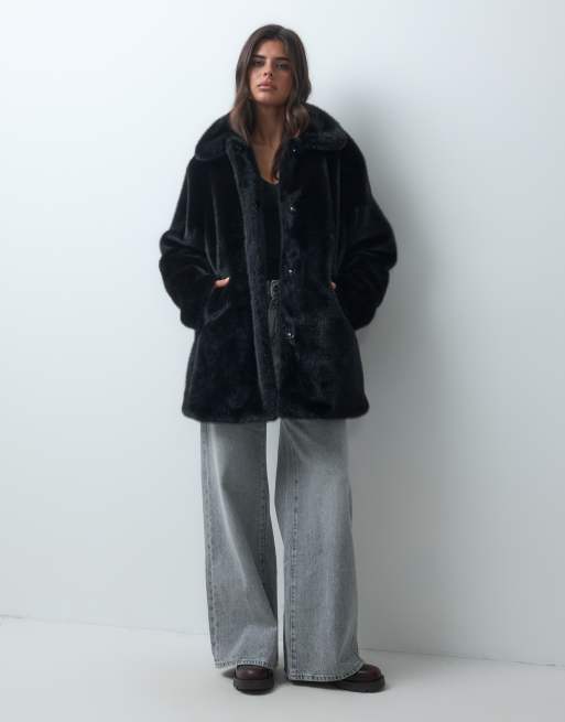 ASOS DESIGN car coat i midi-längd med krage i svart fuskpäls, 2 av 4