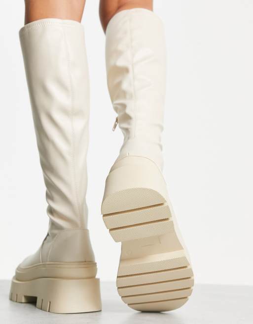 ASOS DESIGN – Caramel – Kniehohe Stiefel mit dicker Sohle in Wollweiß, 2 von 4