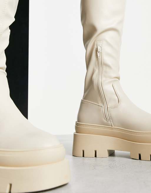 ASOS DESIGN – Caramel – Kniehohe Stiefel mit dicker Sohle in Wollweiß, 3 von 4