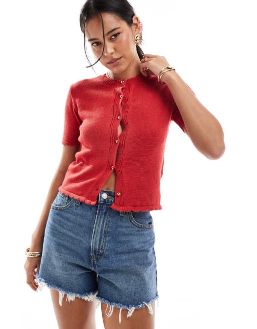 ASOS DESIGN - Cardigan a maniche corte rosso con bottoni color oro e finiture ondulate