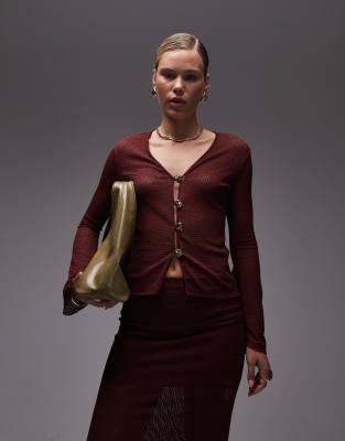 ASOS DESIGN - Cardigan con scollo profondo e maniche a campana all'uncinetto bordeaux con bottoni dorati - view 1