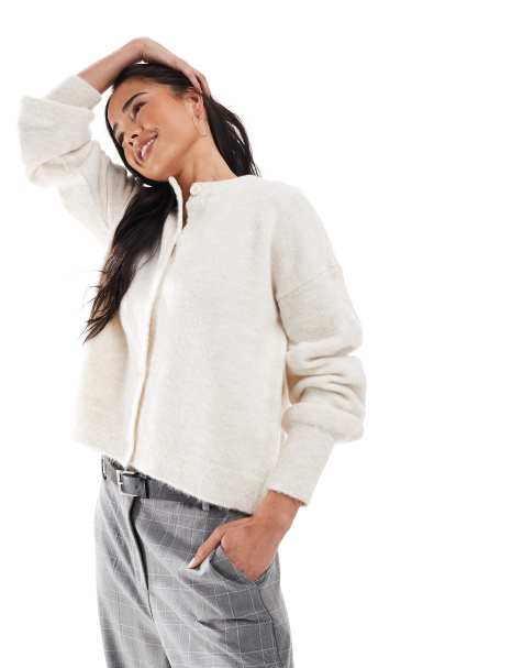 ASOS DESIGN - Cardigan girocollo con maniche a sbuffo color crema - view 1
