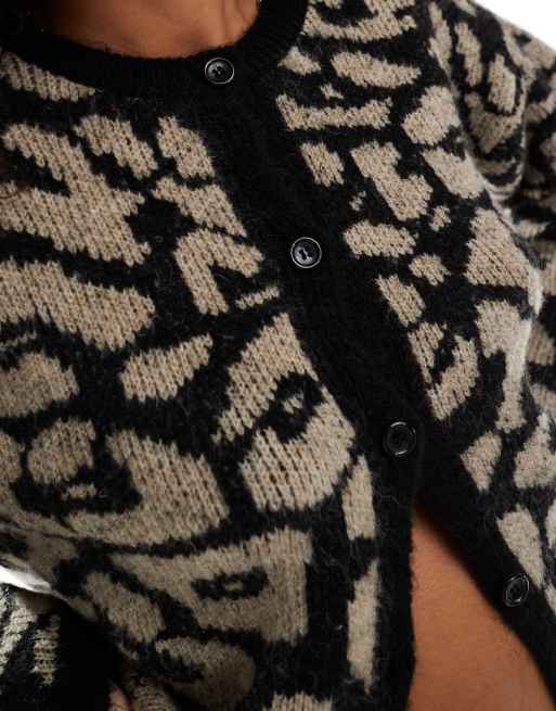ASOS DESIGN - Cardigan girocollo in maglia soffice con motivo leopardato, 2 di 4