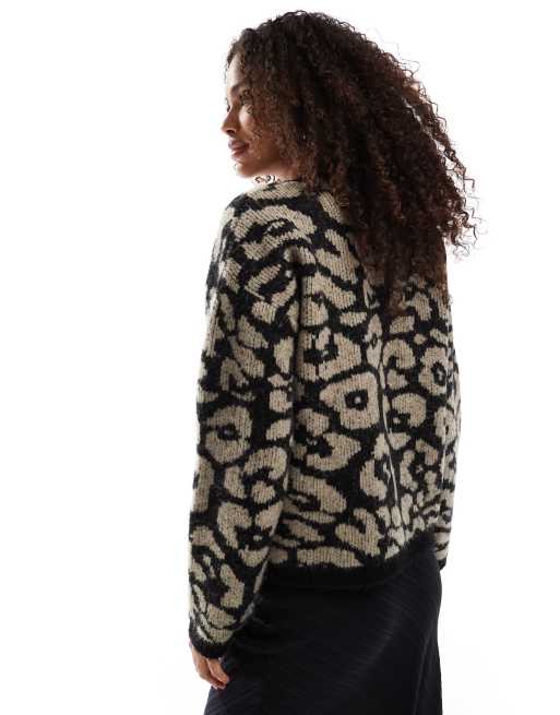 ASOS DESIGN - Cardigan girocollo in maglia soffice con motivo leopardato, 3 di 4