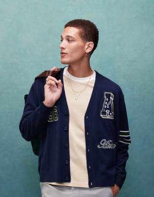 ASOS DESIGN - Cardigan oversize squadrato in maglia blu navy con stemmi stile college - view 1