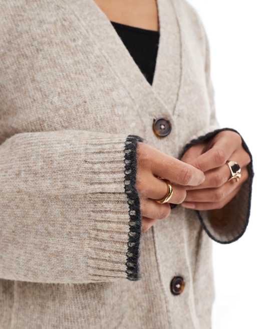ASOS DESIGN - Cardigan squadrato color avena con scollo a V, tasche e finiture a contrasto, 2 di 4