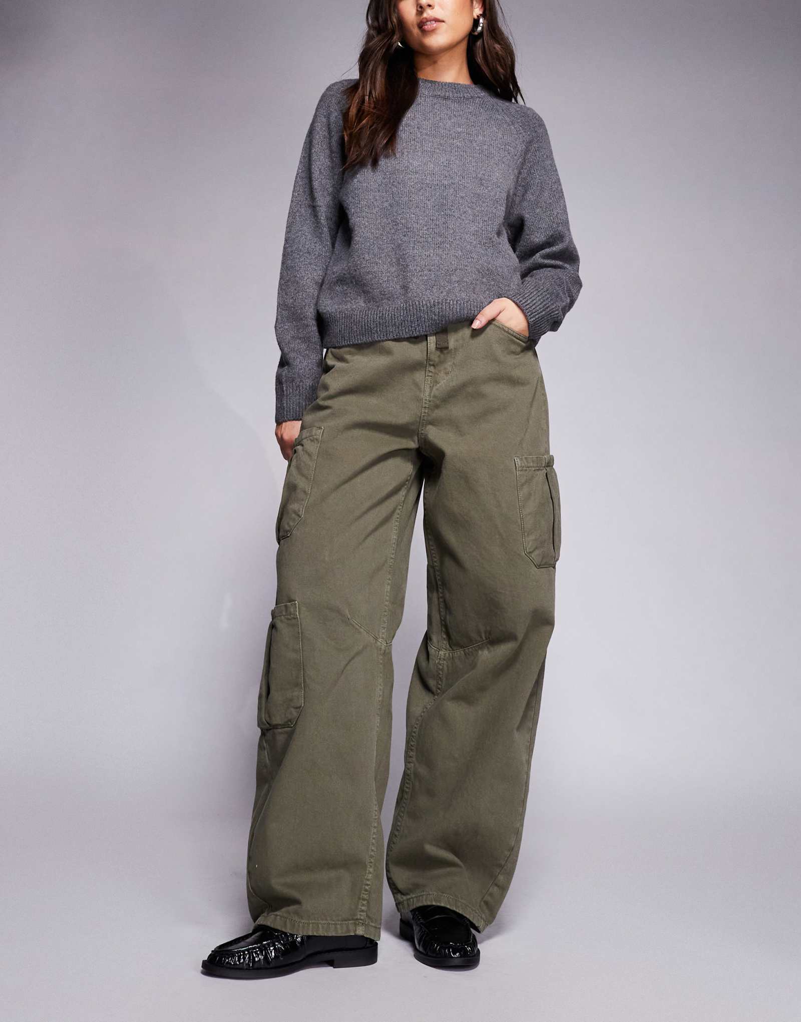 ДИЗАЙНЕРСКИЕ джинсы-карго ASOS с широкими штанинами и накладными карманами зеленого цвета хаки