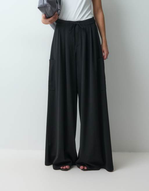ASOS DESIGN cargo-byxor med dragsko och vida ben i svart, 2 av 5