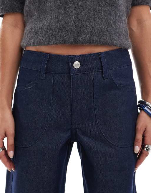 ASOS DESIGN – Cargo-Jeans aus Denim in tintenblauer Waschung mit niedrigem Bund, 4 von 5