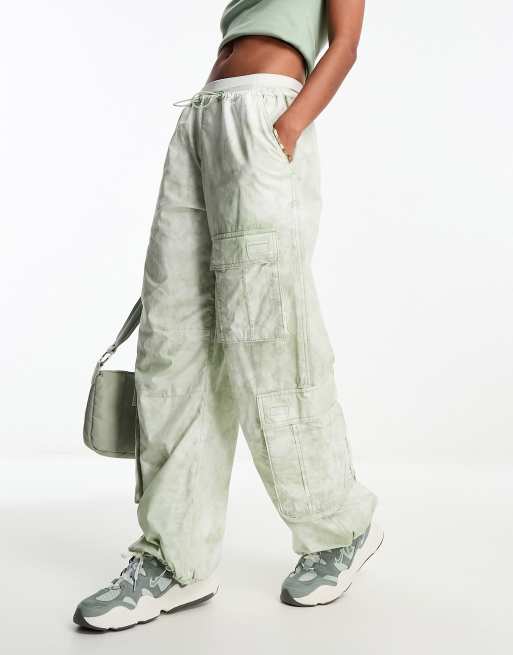 ASOS DESIGN - Cargobroek met parachutepijpen en zakken in tie-dye