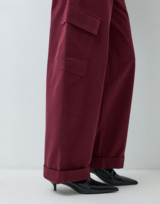 ASOS DESIGN cargobyxor med uppvikt fåll och fickdetalj i vinrött, 2 av 5