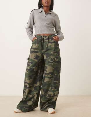 ASOS DESIGN - Cargohose im Jogginghosen-Stil mit Military-Muster-Grün