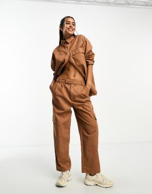 ASOS DESIGN - Cargohose in Ingwerbraun mit abgerundetem Beinschnitt, Kombiteil-Brown