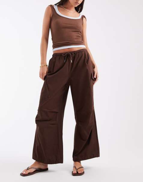 ASOS DESIGN – Cargohose in Schokobraun mit Bindegürtel und Taschendetail - view 1