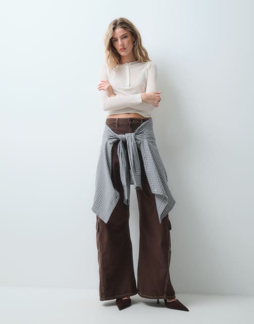 ASOS DESIGN cargojeans met utilityzak in donkerbruin, 2 van 5
