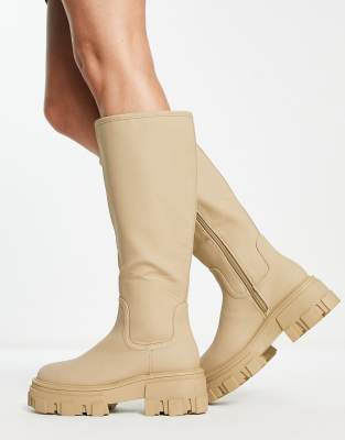 ASOS DESIGN - Carla - Flache Stiefel in Cappuccino-Braun mit dicker Sohle