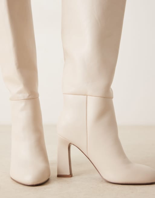 ASOS DESIGN – Carly – Kniehohe Schlupfstiefel in Wollweiß mit Blockabsatz, 2 von 4
