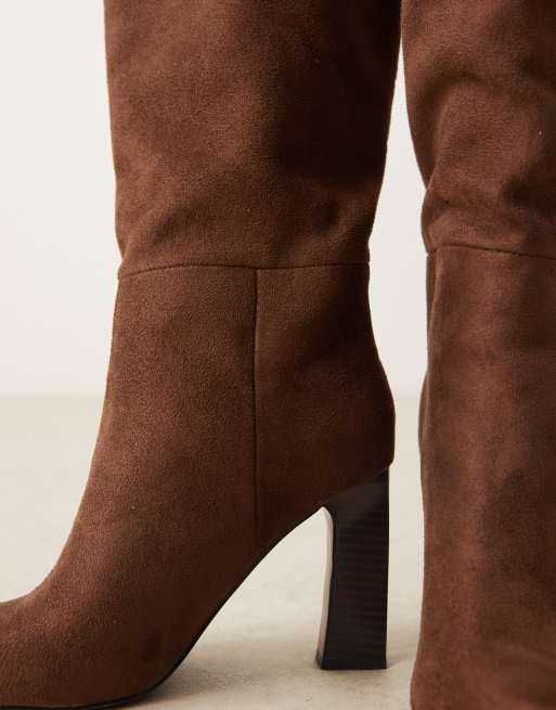 ASOS DESIGN - Carly - Knielaarzen zonder sluiting van suedette met blokhak in chocoladebruin, 2 van 4