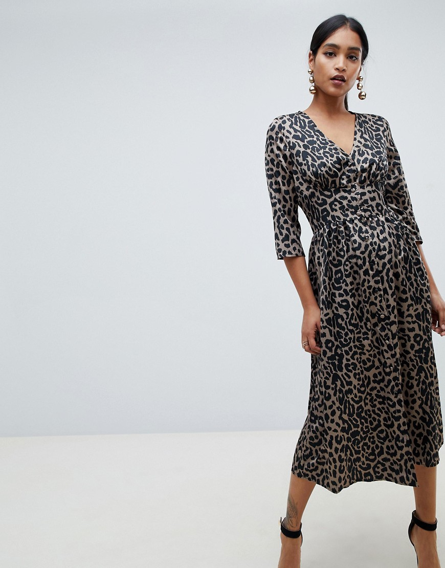 ASOS DESIGN - Carly - Lange jurk met knopen van satijn met luipaardprint-Multi