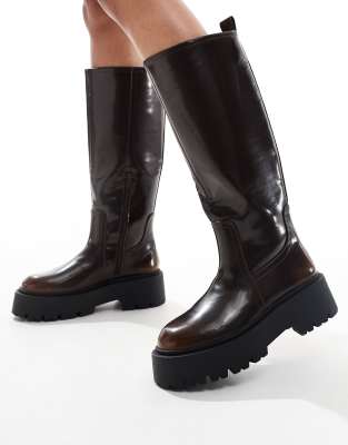 ASOS DESIGN - Carmen - Flache, kniehohe Stiefel in Braun mit dicker Sohle-Brown