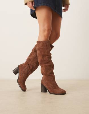 ASOS DESIGN - Carolina - Kniehohe, angeraute Wildleder-Stiefel mit weichem Schaft und Absatz-Brown