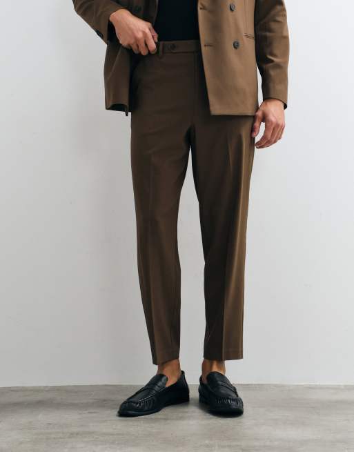 ASOS DESIGN carrot fit kostymbyxor i brunt, 3 av 5