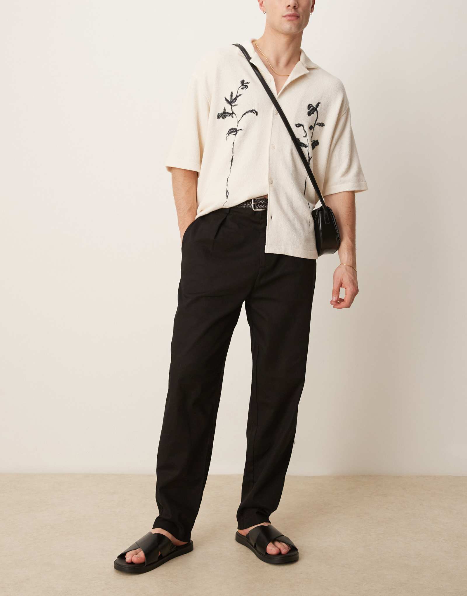 Льняные брюки со складками черного цвета от ASOS DESIGN carrot fit