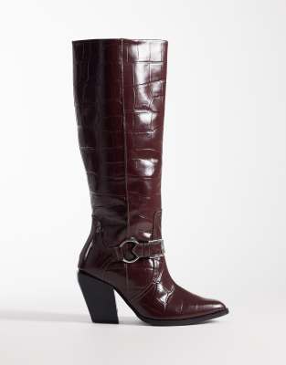 ASOS DESIGN - Carson - Kniehohe Cowboy-Schlupfstiefel aus Leder in Burgunderrot mit Kroko-Struktur und Riemendetail