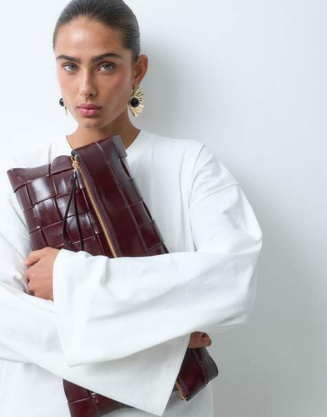 ASOS DESIGN - cartera de mano plana trenzada en burdeos - view 1