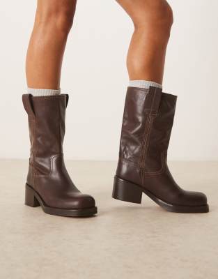 ASOS DESIGN – Caspia – Hochwertige Trucker-Stiefel zum Hineinschlüpfen aus Leder in Schokobraun - view 1