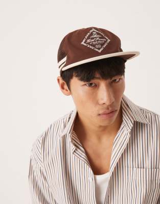 ASOS DESIGN - Casquette à imprimé Hotel - Marron