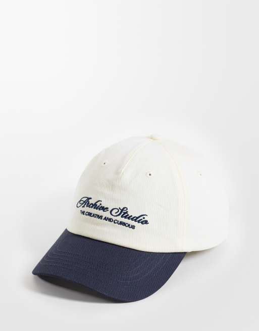 ASOS DESIGN casquette de baseball bicolore avec logo graphique en stone et navy, 1 de 3