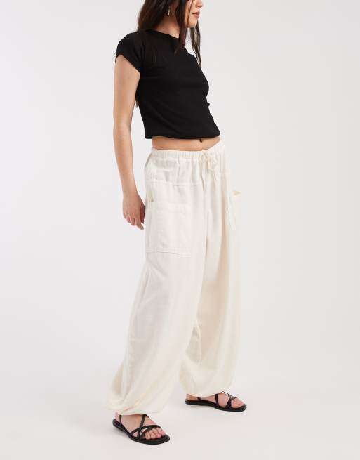 ASOS DESIGN - Casual broek met ballonpijpen en gestrikte taille in wit, 2 van 5